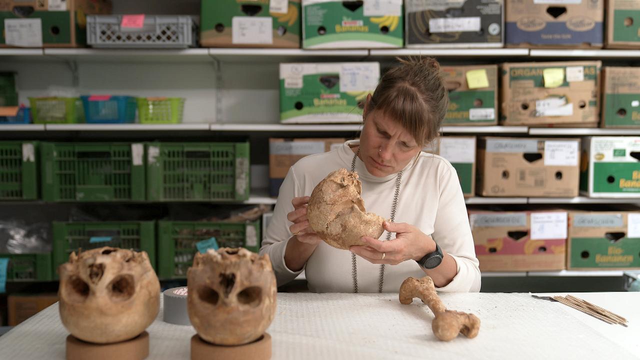 © ORF/CLEVER CONTENTS Michaela Binder bei der Arbeit mit den ausgegrabenen Leichenfunden.