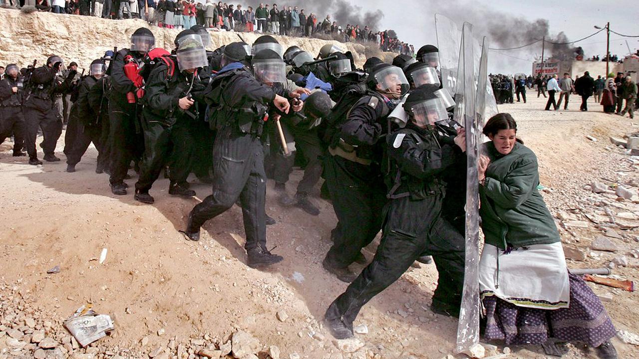 © Probono/AP Photo/Oded Balilty Jüdische Siedlerin gegen israelische Polizei