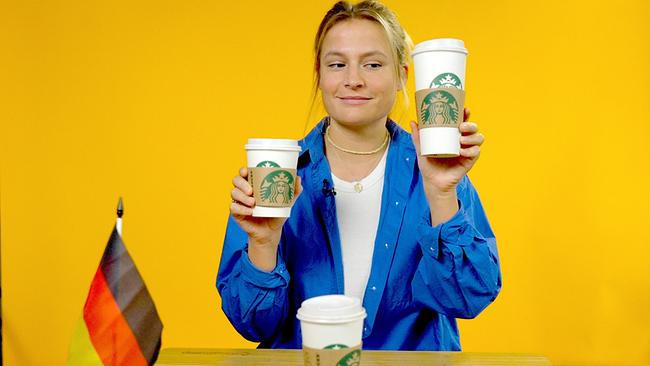© ORF/ZDF/Markus Müller Starbucks ist die größte Kaffehauskette der Welt. Aber sind die Becher auch überall gleich? Reporterin Lilly Temme macht den Vergleich: USA versus Deutschland Wo steckt mehr drin?