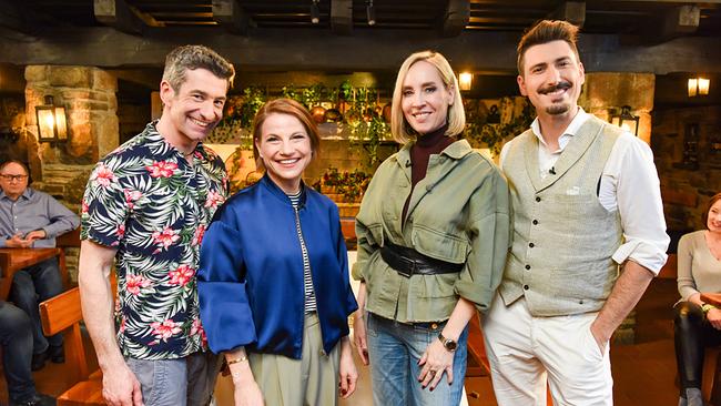 Omar Sarsam, Kristina Sprenger, Nadja Bernhard und Lukas Maierhofer posieren in einem Heurigenlokal.