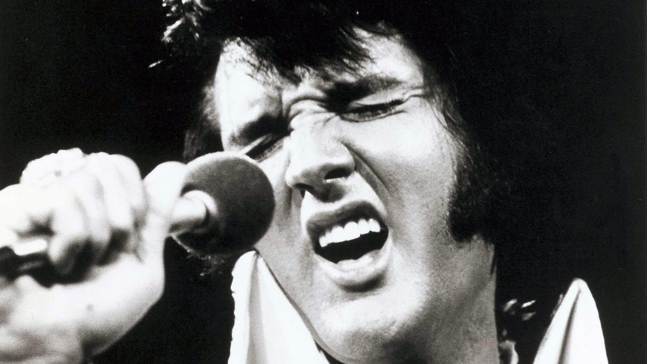 Elvis Presley singt