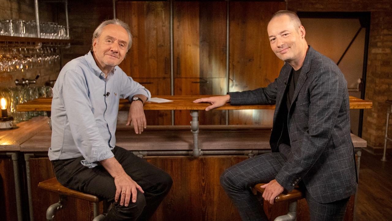 © ORF/ORF III Heinz Sichrovsky und Tom Hillenbrand im neuen Setting des Büchermagazins „erLesen"