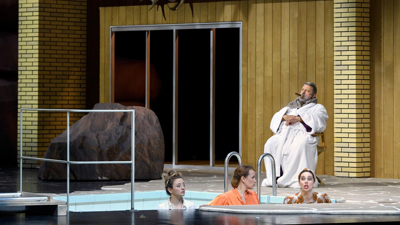 © ORF/Salzburger Festspiele/Ruth Walz Giulia Semenzato (Nannetta), Elena Stikhina (Mrs. Alice Ford), Marc Bodnar (Orson W.), Cecilia Molinari (Mrs. Meg Page) im „Falstaff" bei den Salzburger Festspielen 2023