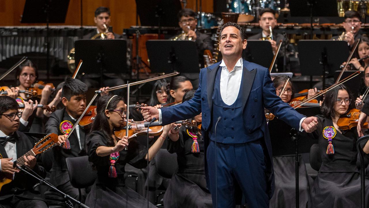 © ORF/Salzburger Festspiele/Marco Borrelli uan Diego Flórez (Tenor), Sinfonía por el Perú Youth Orchestra, Roberto González-Monjas (Dirigent)