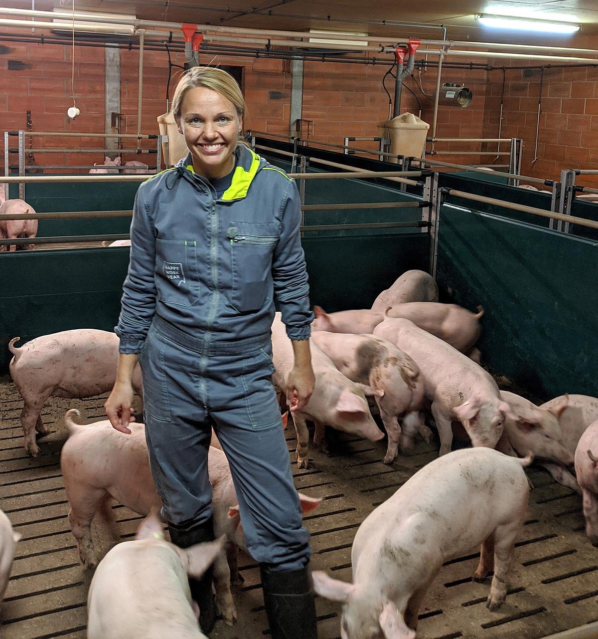Gesa Langenberg zwischen ihren Schweinen