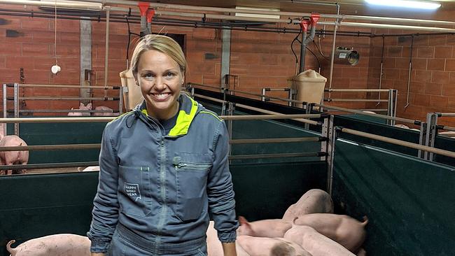 Gesa Langenberg zwischen ihren Schweinen