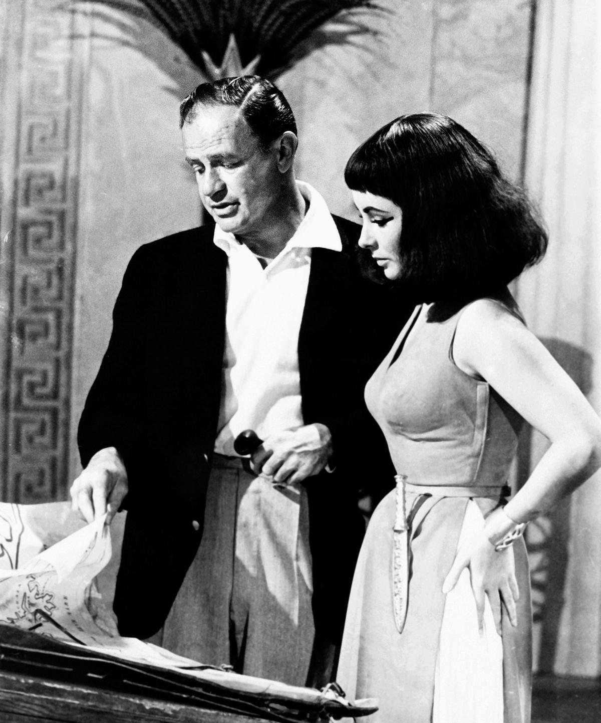 Regisseur Joseph Mankiewicz und Elizabeth Taylor am Set von "Cleopatra", 1963.