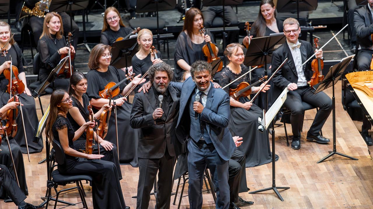 © ORF/Tiroler Festspiele Erl Jonas Kaufmann - Applaus für die Gebrüder Strauss