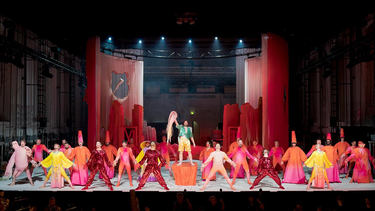 © ORF/MusikTheater an der Wien/Werner Kmetitsch David Steffens (Félix), Roberta Mantegna (Pauline), Tänzer, Arnold Schoenberg Chor.