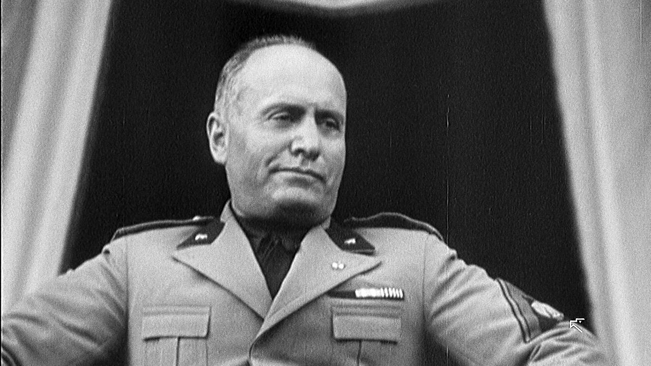 Benito Mussolini auf der Tribüne
