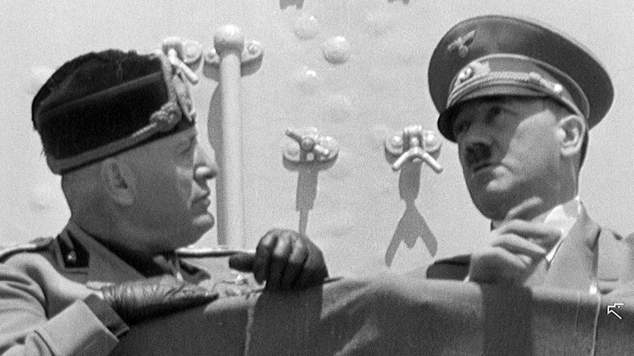 Benito Mussolini und Adolf Hitler 1938 in Neapel