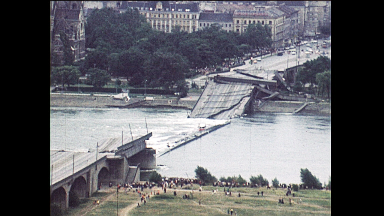 Flugaufnahme der eingestürzten Reichsbrücke 