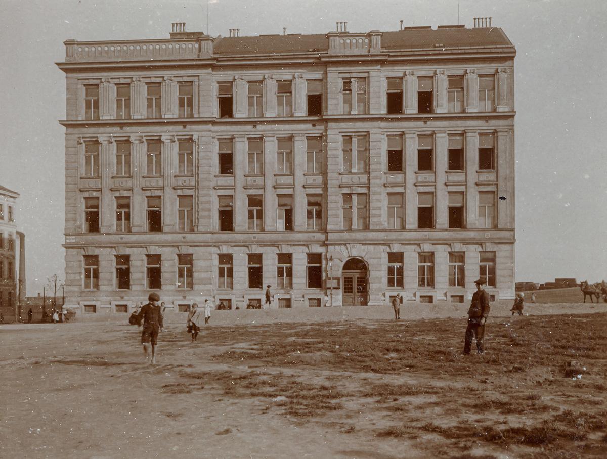© ORF / Patrice Fuchs Kaiser-Jubiläums-Schule Randhartingergasse 1909