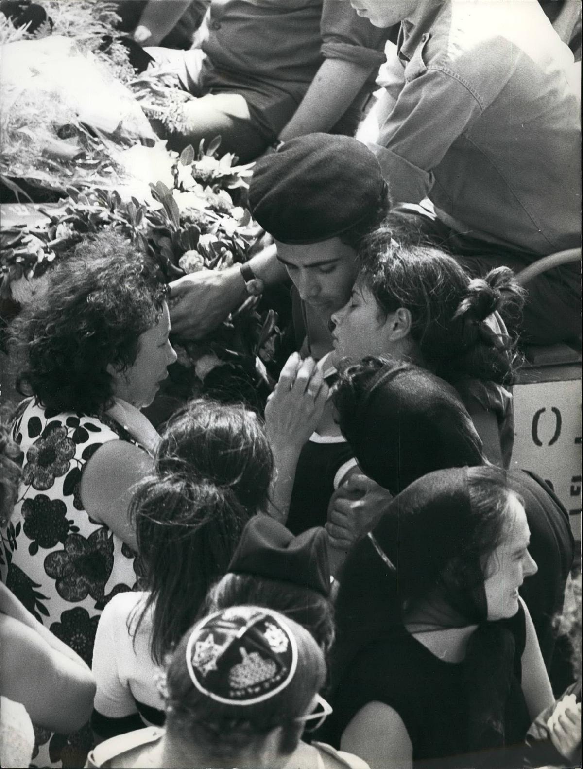© ORF / Looks Film / imago images / ZUMA September 1972: Trauernde Menschen am David Ben Gurion-Flughafen, nachdem die Leichen der Opfer nach Israel überführt worden sind.