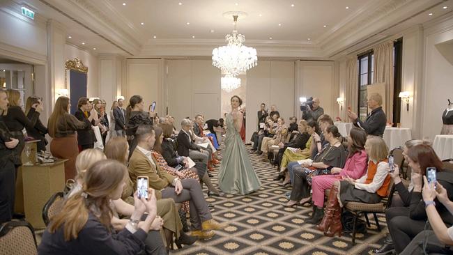 Erstmals hat die Wiener Staatsoper einen eigenen Wettbewerb für das schönste Ballkleid ins Leben gerufen. Die Designerinnen kommen genauso zu Wort wie die Jury und die Prima Ballerinas, die die gekürten Roben vorführen.