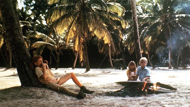 (v.li.): Inger Nilsson, Maria Persson, Pär Sundberg am Strand unter Palmen. Pippi spielt Munharmonika und Tommy und Annika sitzen bei einem Lagerfeuer. 