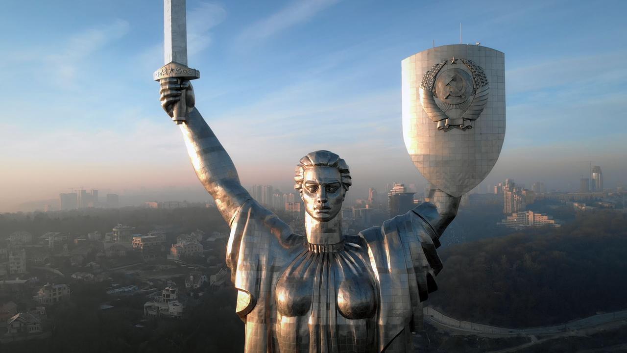 Die sogenannte Mutter-Heimat-Statue in der ukrainischen Hauptstadt Kiew 2020.