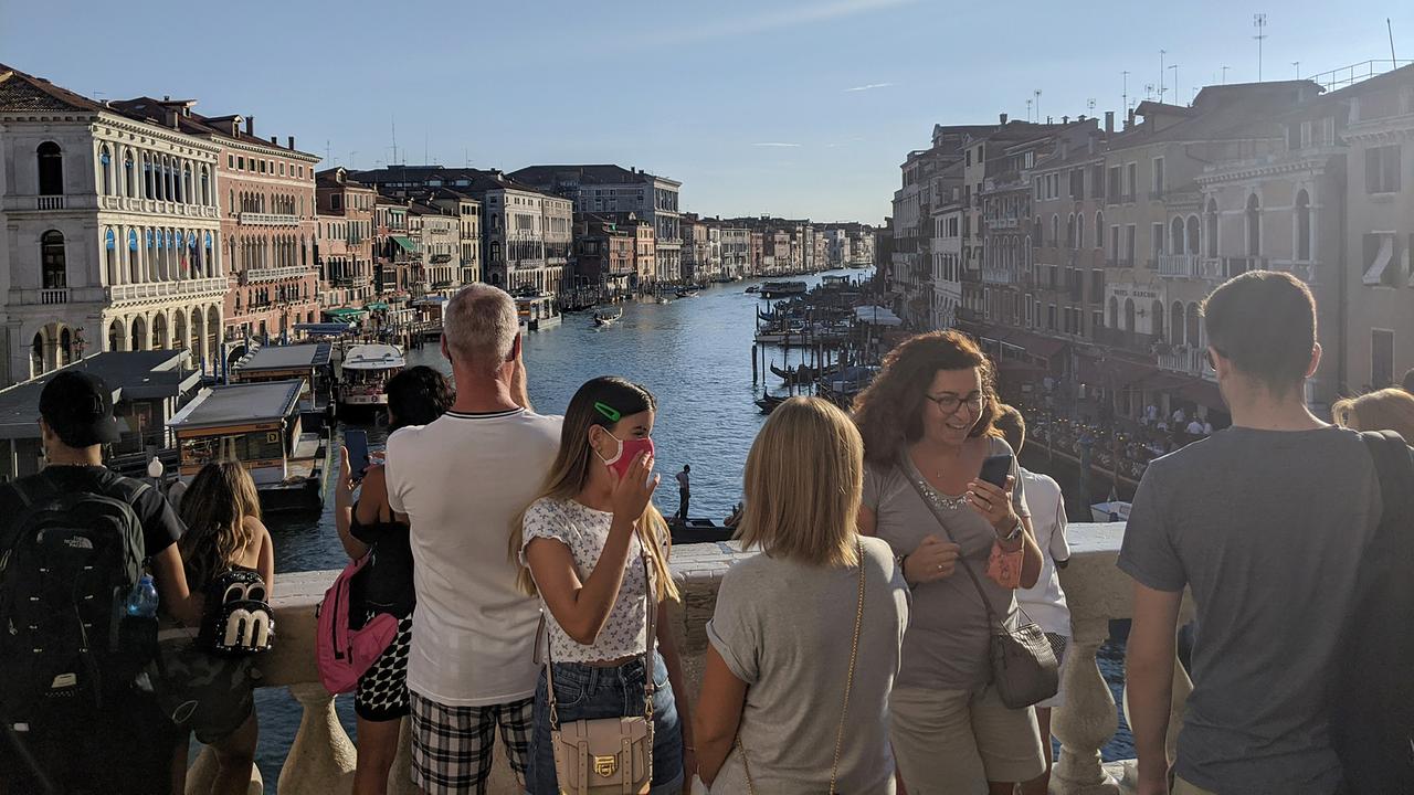 Die wenigen Touristen in Italien sind teilweise immer noch nicht bereit, sich an die Abstandsregeln zu halten.