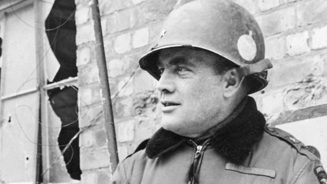 Brigadier General Anthony C. McAuliffe in Bastogne, Belgien, Jänner 1945