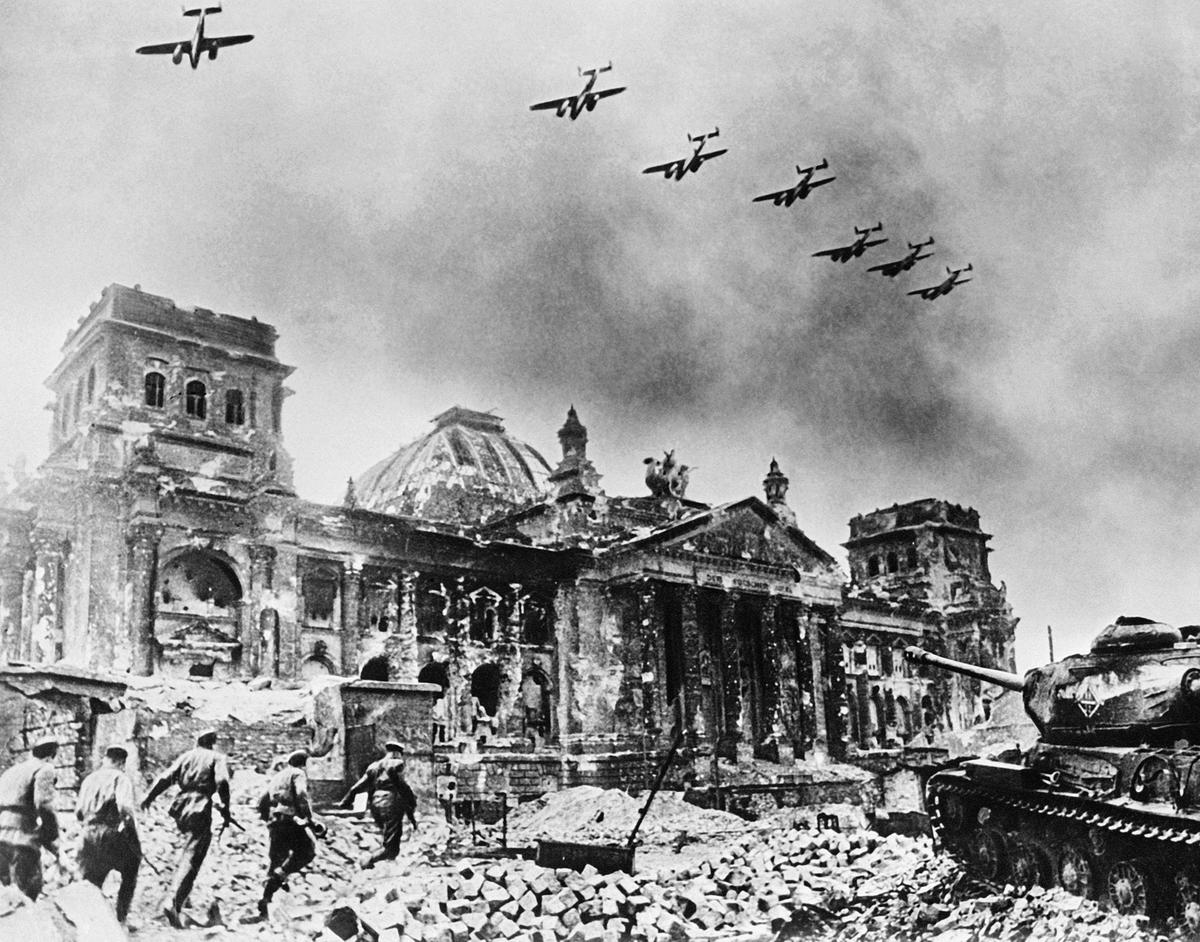 © ORF/ZDF/ITAR-TASS News Agency/Alamy Kampf um den Reichstag, Berlin 1945