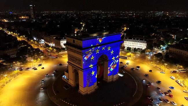 © ORF/Interspot Film/European Union, 2018 Beleuchtung des Arc de Triomphe in Paris mit EU-Flagge.