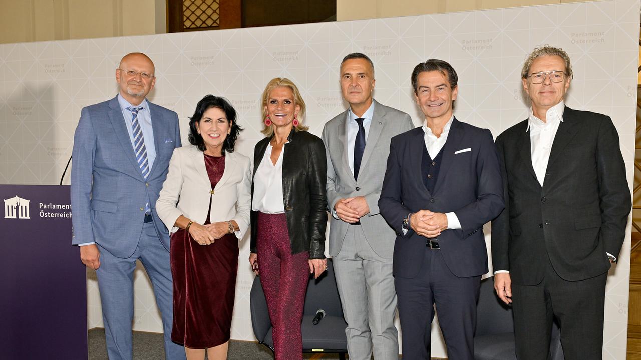 Im Bild: Peter Schöber, Danielle Spera, Kathrin Zierhut-Kunz, Karl-Heinz Grundböck, ORF-Generaldirektor Roland Weißmann, Heinz Lederer (Vorsitzender des ORF-Stiftungsrats)