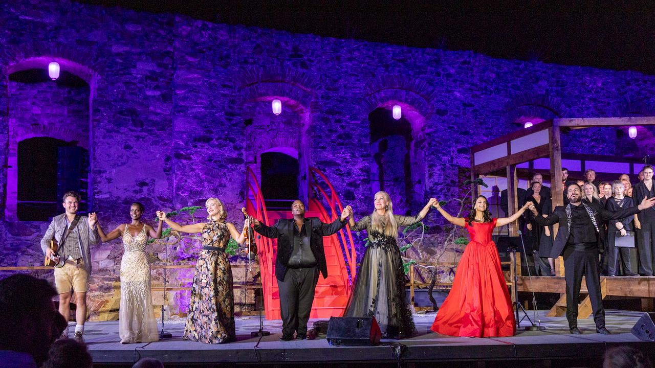 © Jürgen Hammerschid Clemens Unterreiner (Bariton), Mariam Battistelli (Sopran), Lidia Baich (Violine), Chris Steger (Gesang, Annely Peebo (Mezzosopran), Katleho Mokhoabane (Tenor), Hila Fahima (Sopran)