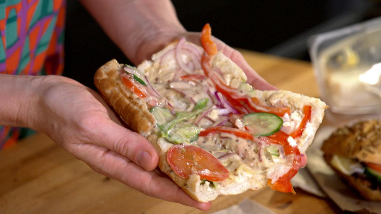 © ORF/One Gate Ein gekauftes gefülltes Baguette - frisch sieht das nicht aus.