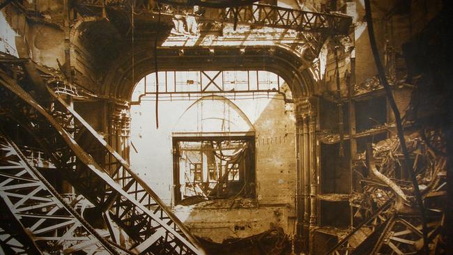 Die zerstörte Oper nach dem Bombenangriff vom 12. März 1945.