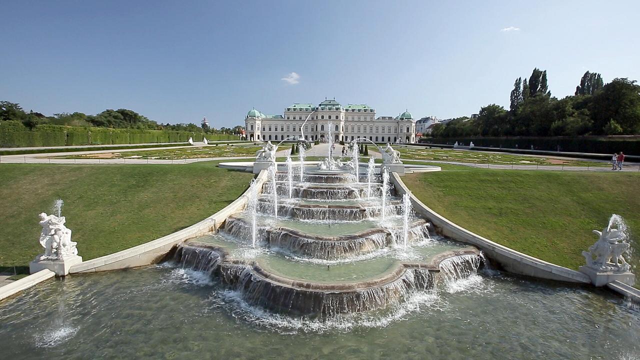 Der beeindruckende Treppenbrunnen des Schloss Belvedere.
