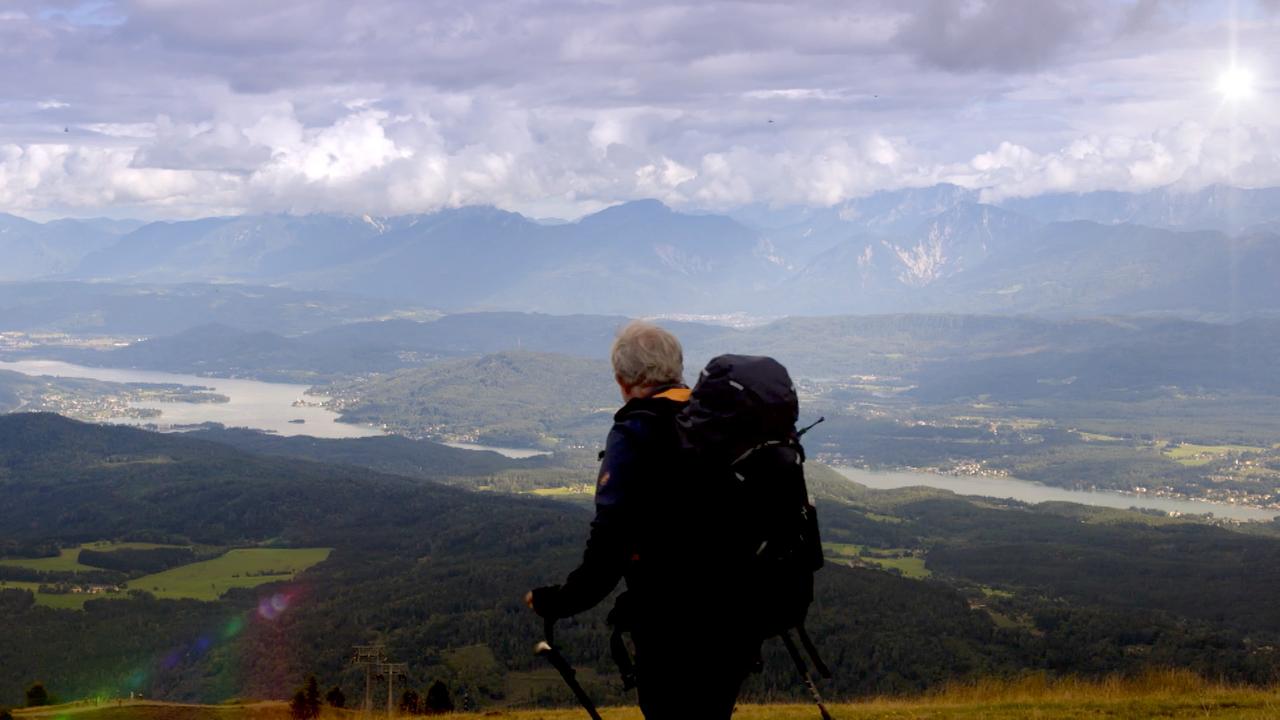 © ORF/ORF III/Holger Bruckschweiger Harald Krassnitzer, Gerlitzen, Blick auf die Kärntner Seen.