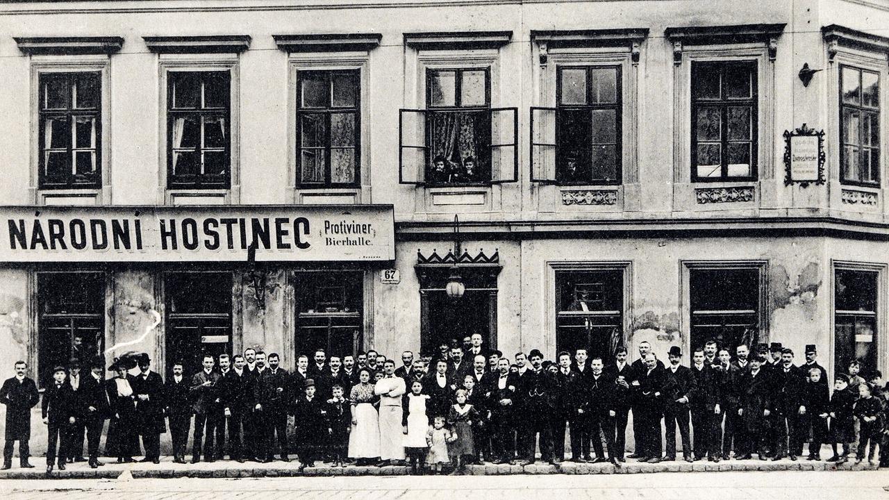 Belegschaft und Kundschaft einer Wiener tschechischen Gastwirtschaft um 1900