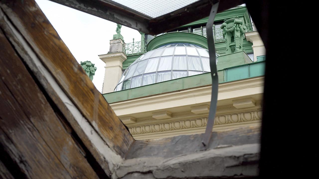 Ganz exklusive Ein- und Ausblicke genießt Karl Hohenlohe auf seinem Rundgang durch Wiens verbotenstes Palais. Aus der Luke eines 300 Jahre alten Dachstuhls am Graben ist das Otto-Wagner-Atelier am Anker-Haus zum Greifen nah.