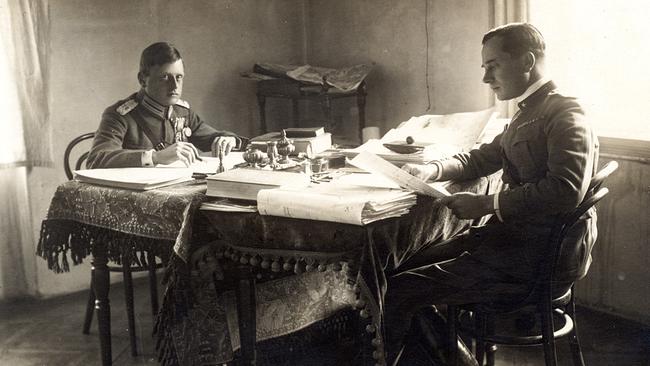  Alois Molling am Schreibtisch, der Vater des Bildhauers Klaudius Molling, war als Offizier im 1. Weltkrieg an der Front zu Italien im Einsatz.
