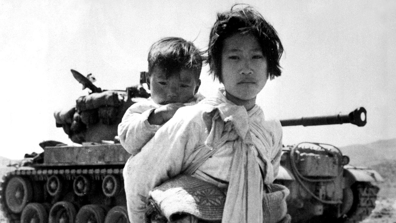 © ORF/ZED/Maj. R. V. Spencer Mit ihrem Bruder auf dem Rücken stapft ein koreanisches Mädchen müde an einem M-26-Panzer vorbei in Haengju, Korea. 9. Juni 1951.
