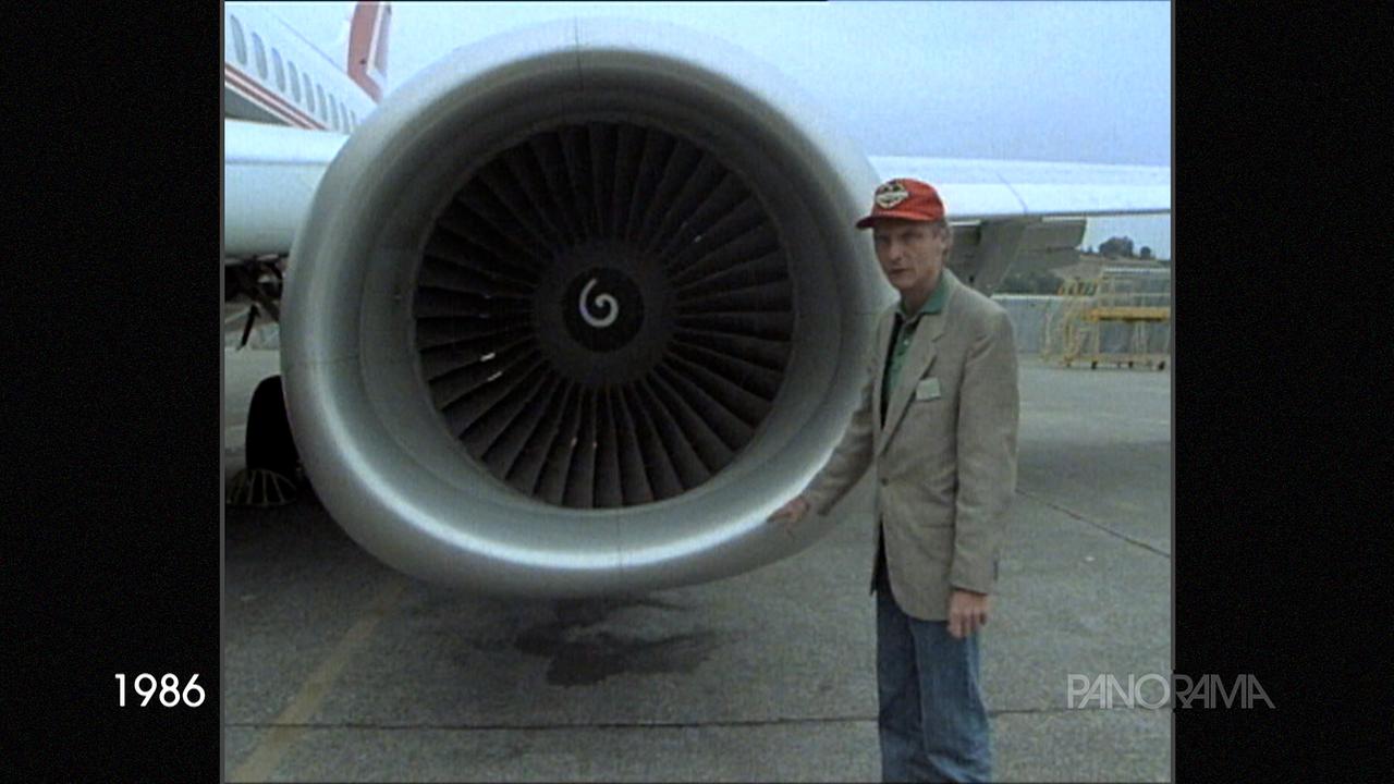 Niki Lauda vor Flugzeugturbine im Jahr 1986.