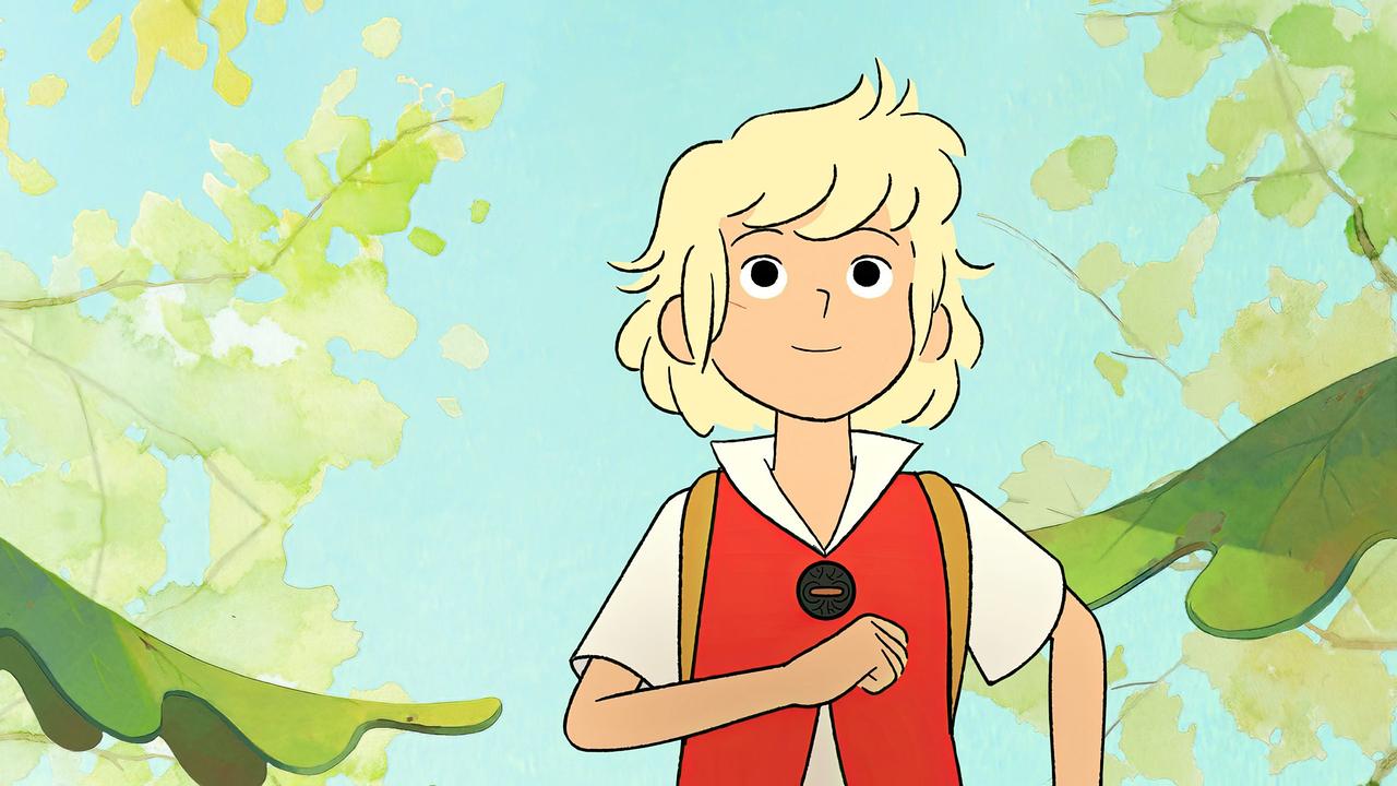 Ein blonder Junge geht fröhlich durch den Wald