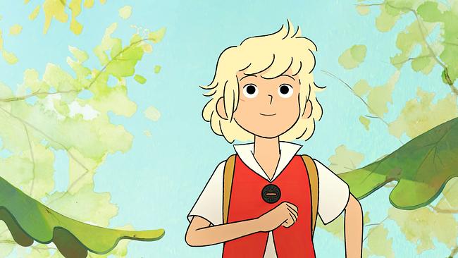 Ein blonder Junge geht fröhlich durch den Wald