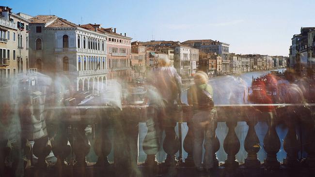 Menschen auf Brücke in Venedig