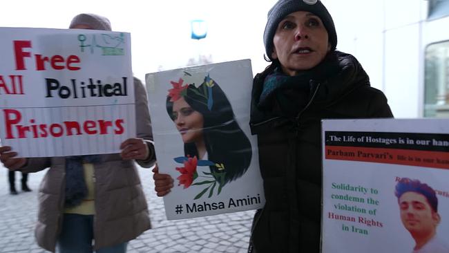 Seit dem Tod der 22-jährigen Jina Mahsa Amini demonstrieren weltweit hunderttausende Iraner und Iranerinnen gegen das islamische Regime