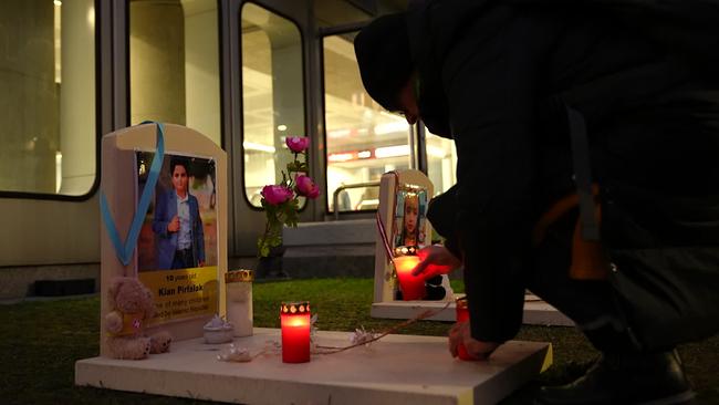 Ein Menschenrechtsaktivist zündet eine Kerze an für den 10-jährigen Kian Pirfalak, einem der jüngsten Opfer des iranischen Regimes seit Beginn der Proteste im September