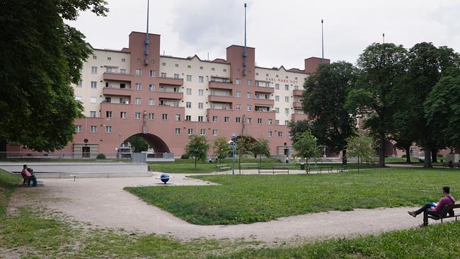 © ORF/Allegro Film/Lukas Gnaiger/Jakob Fuhr Karl Marx Hof in Wien