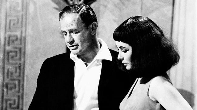Regisseur Joseph Mankiewicz und Elizabeth Taylor am Set von "Cleopatra", 1963