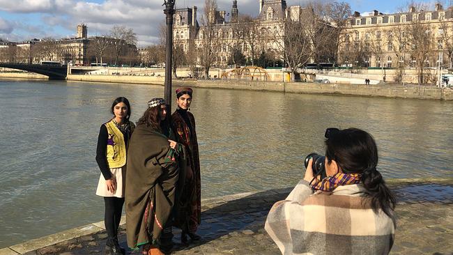 Fatimah Hossaini bei Dreharbeiten in Paris