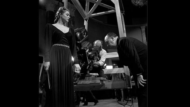 Regisseur Alfred Hitchkock betreute während der Dreharbeiten zu "Notorious/Berüchtigt" die Nahaufnahmen des Kameramanns an der Hand von Ingrid Bergman (die einen versteckten Schlüssel zu einem Weinkeller in der Hand hielt)