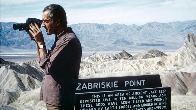 Der italienische Filmregisseur Michelangelo Antonioni während der Dreharbeiten zu "Zabriskie Point", USA/Kalifornien 1968