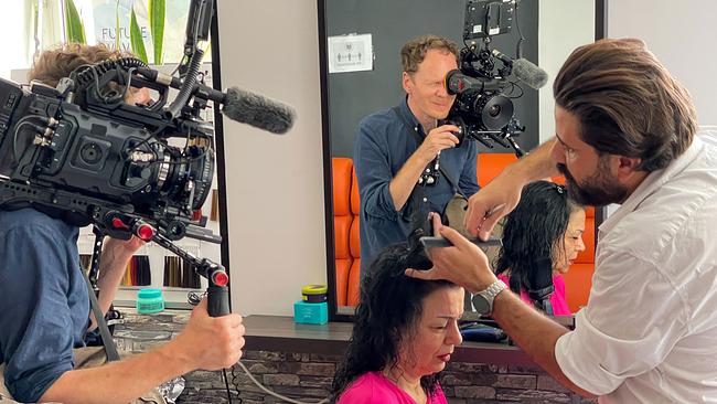 Dreharbeiten im Barbershop, dem Dreh- und Angelpunkt der Dokumentation. Hier lassen sich die Protagonisten die Haare schneiden und den Bart rasieren. Es ist auch ein Ort der Kommunikation und des Austausches.