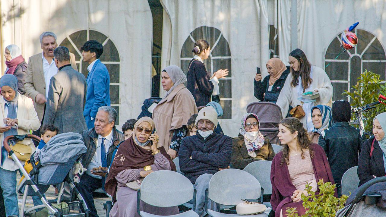 Gläubige Moslems beim Fastenbrechen auf der Wiener Donauinsel