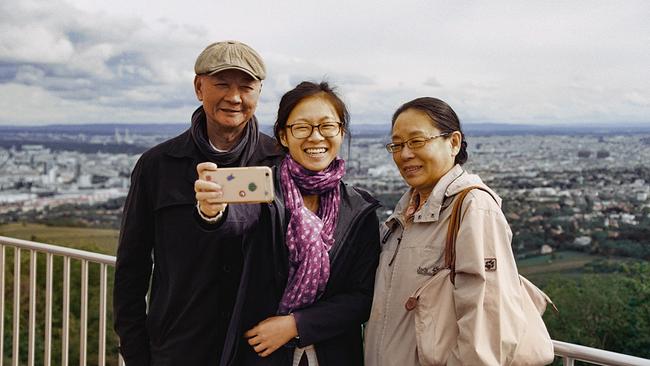 Weina Zhao mit ihren Eltern in Wien