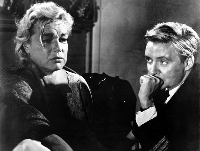 La Condessa (Simone Signoret) kann dem Schiffsarzt Dr. Schumann (Oskar Werner) ihre Rauschgiftsucht nicht verheimlichen